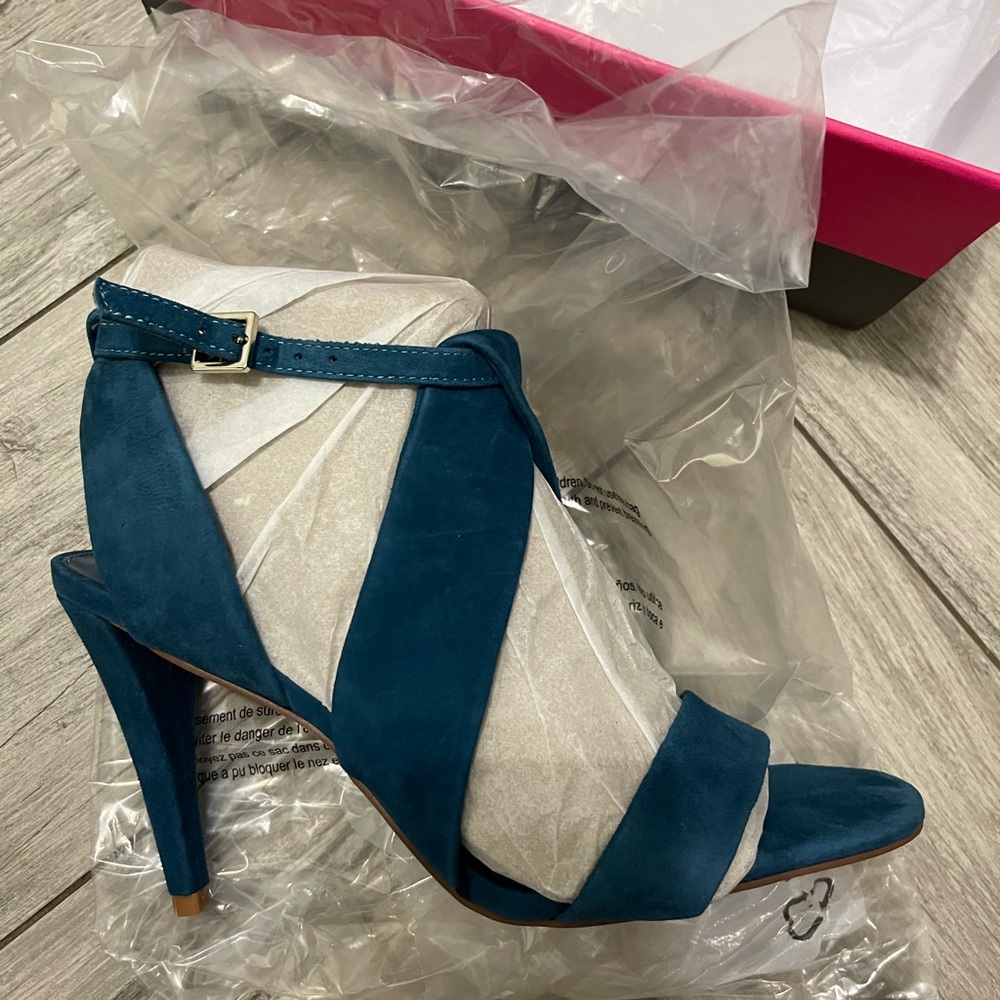 Vince Camuto
VC kalintie Mediterranean blue
Brand new 
Size 8.5